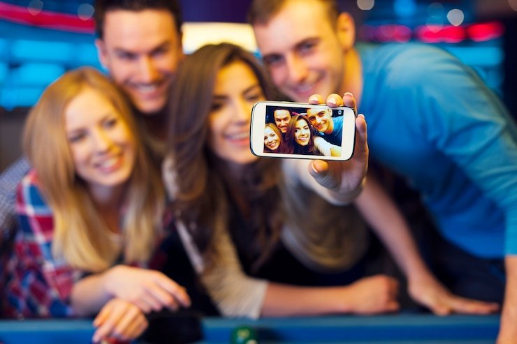 Layar dealer langsung dengan meja blackjack multikamera